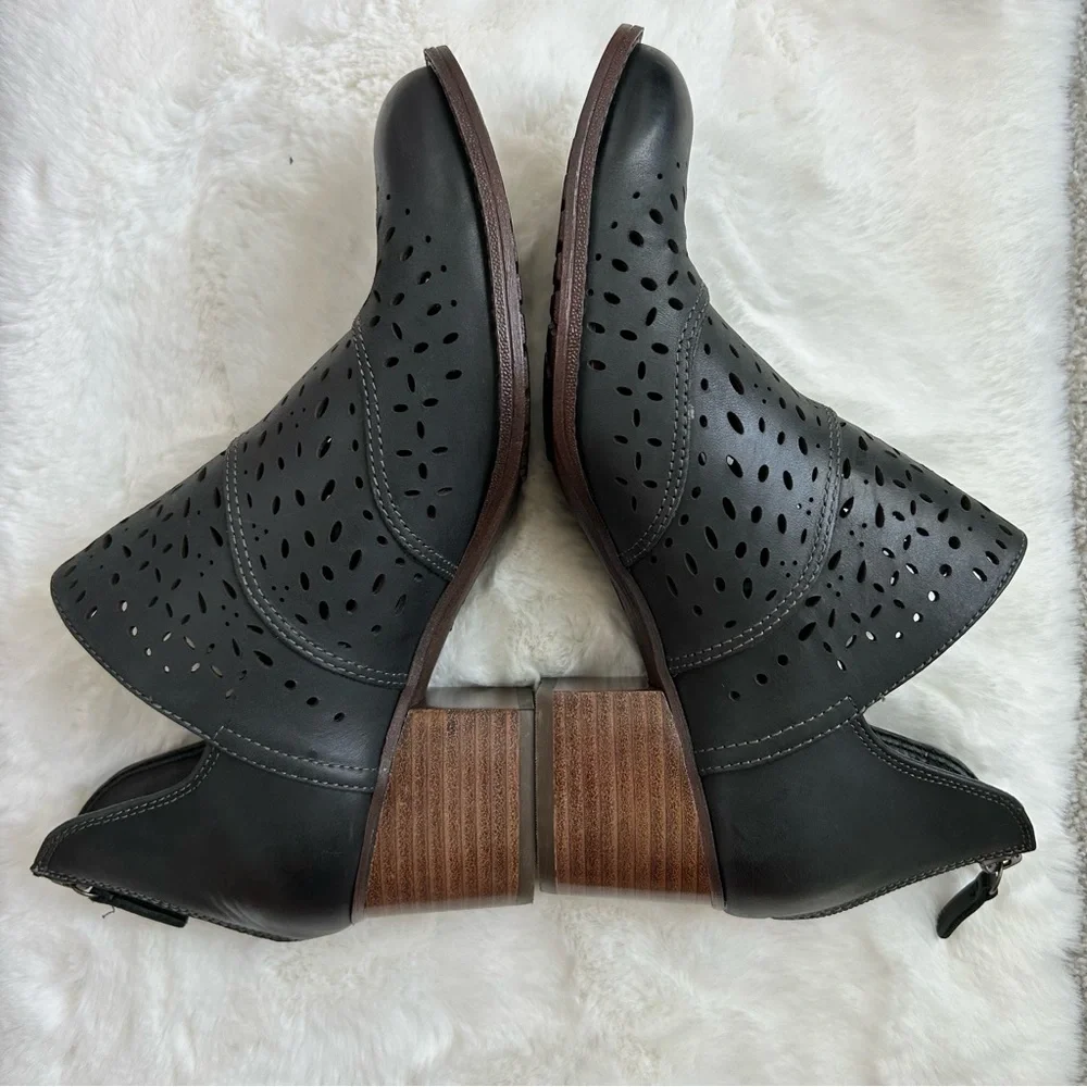 SOFFT‎ NWOT! Women’s Wyoming Leather Ankle Boot Laser Cut Outs Boho Western 8M